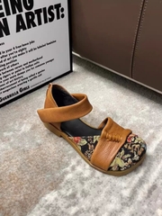 Sandal nữ in hoa da thật, miệng kín, đế vừa. Phong cách nữ tính thích hợp cho đi biển hè