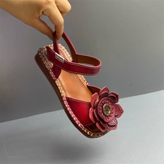 Sandal nữ kết hoa, miệng cá, da thật, miệng hở thoáng, đế thấp. Phong cáchđiệu đà, nữ tính, thích hợp mùa hè.