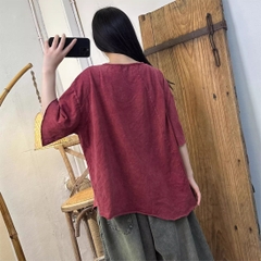 Áo phông cotton thêu hoa thủ công, đến từ H u a l o u hợp với  phong cách trẻ trung năng động cho mùa hè.