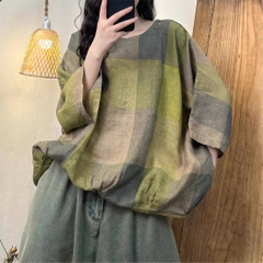 Áo vải lanh nhuộm sợi kẻ sọc, áo cánh dơi, gấu áo viền gấp nếp, thiết kế thời trang thích hợp với phong cách khỏe khoắn, năng động.