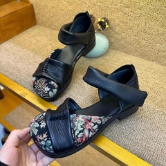 Sandal nữ in hoa da thật, miệng kín, đế vừa. Phong cách nữ tính thích hợp cho đi biển hè