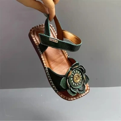 Sandal nữ kết hoa, miệng cá, da thật, miệng hở thoáng, đế thấp. Phong cáchđiệu đà, nữ tính, thích hợp mùa hè.