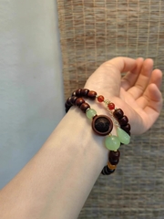 Một chiếc vòng gỗ đàn hương hạt cực độc đáo, đa năng vừa là vòng tay vừa là vòng cổ với phong cách retro niche Zen đến từ H u a l o u mẫu cảm hứng 2024