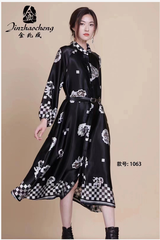 Váy dài thân chữ A, Họa tiết hoa trắng nền đen, có cổ áo, lịch sự sang trọng, phong cách phương Tây