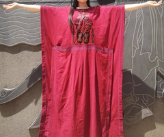 Chiếc váy nhà L U S A bằng vải cotton và vải lanh cổ điển kiểu áo choàng rộng, váy dài