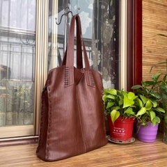 Túi đeo vai bằng da thật. Túi tote hợp thời trang, đa năng.
