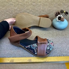 Sandal nữ in hoa da thật, miệng kín, đế vừa. Phong cách nữ tính thích hợp cho đi biển hè