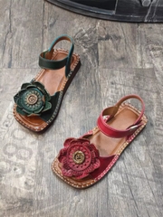Sandal nữ kết hoa, miệng cá, da thật, miệng hở thoáng, đế thấp. Phong cáchđiệu đà, nữ tính, thích hợp mùa hè.