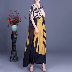 Váy dài lụa H e n x u e thân chữ A, Họa tiết nền đen pha hoa đỏ và vàng