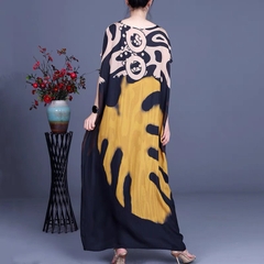 Váy dài lụa H e n x u e thân chữ A, Họa tiết nền đen pha hoa đỏ và vàng