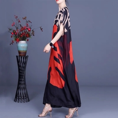 Váy dài lụa H e n x u e thân chữ A, Họa tiết nền đen pha hoa đỏ và vàng