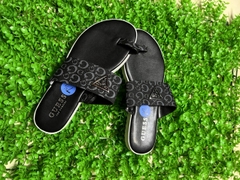 Đôi dép da sỏ ngón đến từ G u e s s, đẹp chất lượng