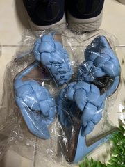 Guốc da cao cấp, màu xanh độc hiếm, quai tết thủ công sang trọng, gót nhọn cao 4cm, phong cách lịch sự.
