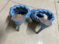 Guốc da cao cấp, màu xanh độc hiếm, quai tết thủ công sang trọng, gót nhọn cao 4cm, phong cách lịch sự.