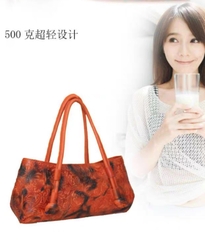 Túi đeo vai da da bò chính hãng chắc chắn là một sự đầu tư tuyệt vời cho phong cách thời trang của bạn.