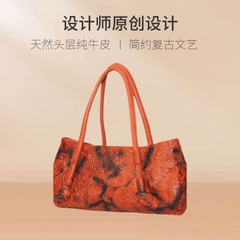 Túi đeo vai da da bò chính hãng chắc chắn là một sự đầu tư tuyệt vời cho phong cách thời trang của bạn.