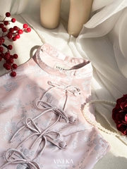 Áo Nguyệt Yên cổ yếm phối nơ gấm đỏ