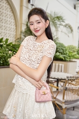 Áo Elara cổ tròn ren hoa