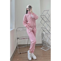 Bộ Quần Áo gió Thể Thao nữ Adidas Họa Tiết Né Sọc Nhỏ, Dáng Sporty Chất Gió mềm Cao Cấp, in lưng, túi quần có khóa Bgwm1