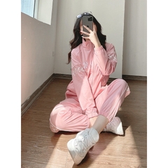 Bộ Quần Áo gió Thể Thao nữ Adidas Họa Tiết Né Sọc Nhỏ, Dáng Sporty Chất Gió mềm Cao Cấp, in lưng, túi quần có khóa Bgwm1
