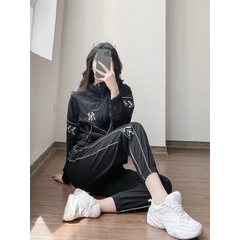 Bộ Quần Áo gió Thể Thao nữ Adidas Họa Tiết Né Sọc Nhỏ, Dáng Sporty Chất Gió mềm Cao Cấp, in lưng, túi quần có khóa Bgwm1