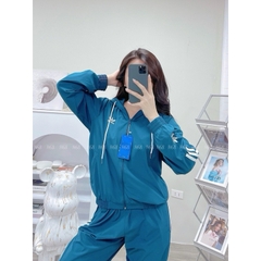 Bộ thể thao nữ Adidas chất gió cao cấp mềm mịn CÓ MŨ 3 sọc khỏe khoắn, áo lót lưới, túi áo quần có khóa,  BGWM11