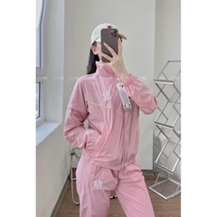 Bộ Quần Áo gió Thể Thao nữ Adidas Họa Tiết Né Sọc Nhỏ, Dáng Sporty Chất Gió mềm Cao Cấp, in lưng, túi quần có khóa Bgwm1