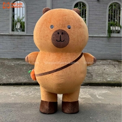 Mascot Hơi Capybara Đeo Túi