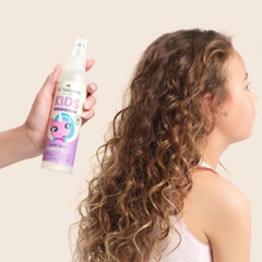 OC Naturals Kids Berry Bliss Detangling Spray xịt gỡ rối tóc cho bé nguồn gốc thực vật 250ml
