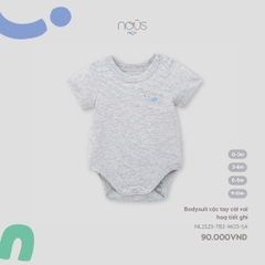 NOUS MINI - Body cộc tay cài vai hoạ tiết ghi - SS25.T4A