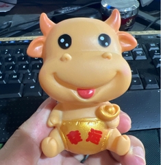 Con Trâu Nhựa Phụ Kiện Trang Trí Bánh - Ngồi Cầm Vàng