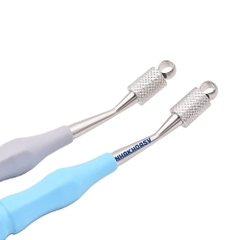 TAY CẦM HỖ TRỢ BÁC SỸ TRONG QUÁ TRÌNH LẤY TỦY