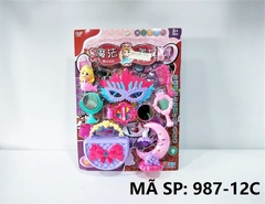 987-12C VỈ BABY TRANG ĐIỂM TÚI XÁCH, MẮT KIẾNG NẠ, PHẤN, GƯƠNG, LƯỢC, ĐÈN NGỦ GẤU + 1C BABY (BÉ) NGƯỜI CÁ