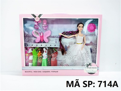 714A HỘP BABY 1C KHỚP + 7 ÁO + NÓN, LƯỢC BƯỚM