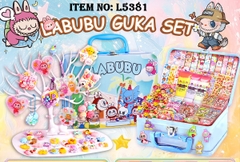 L5381  HỘP VALI THIẾC LABUBU BỘ DÁN TRANG TRÍ MÓC KHÓA, KẸP + KEO + GIÁ ĐỠ TRƯNG BÀY NAI