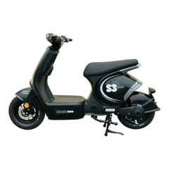 Xe máy điện Hugo S3 màu đen bóng