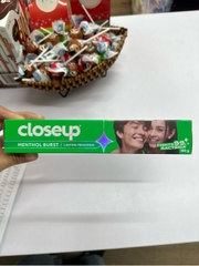 Kem đánh răng Closeup bạc hà thơm mát 180g