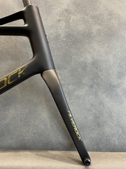 Khung xe đạp minivelo Silverock Stream 20' Thru Axle, chất liệu Carbon