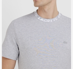 Áo Thun Lacoste Nam Chữ Cổ Dáng Regular TH9687-00-CCA Màu Xám