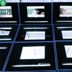 Bộ Quà Tặng 2 Sản Phẩm Bút Ký Kết Hợp Hộp Đựng Name Card Khắc Logo Manulife