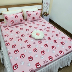 Set Ga Gối 3 Món Gấu Dâu Caro Hồng Siêu Xinh Dành cho Bạn Nữ Bé Gái