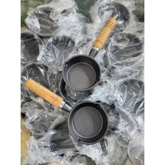 Chảo Quánh Gang Chống Dính Đáy Bằng Mini Size 13 Tay Cầm Gỗ Dùng Được Mọi Loại Bếp