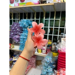 Kẹp Tóc Hoa Sứ 8cm Nhiều Màu Sắc Thích Hợp Đễ Đi Biển