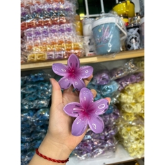 Kẹp Tóc Hoa Sứ 8cm Kẹp Tóc Càng Cua Kẹp Tóc Đi Biển Nhiều Màu Sắc Rực Rỡ Dành Cho Bạn Gái