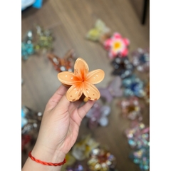 Kẹp Tóc Hoa Sứ 8cm Kẹp Tóc Càng Cua Kẹp Tóc Đi Biển Nhiều Màu Sắc Rực Rỡ Dành Cho Bạn Gái