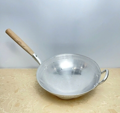 CHẢO NHÔM CÓ TAY CẦM GỖ 35CM