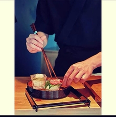 KHAY TRƯNG BÀY SUSHI CÓ QUAI CẦM PHONG CÁCH NHẬT BẢN