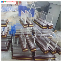 Biển chức danh mica đế gỗ 3 cấp kích thước 12x24cm - Bảng tên chức danh