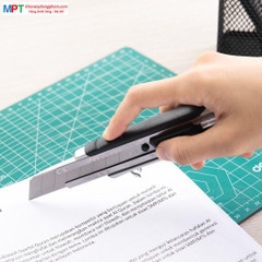 Dao rọc giấy thân thép bọc cao su Deli 2057