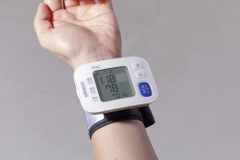 Máy đo huyết áp cổ tay Omron HEM-6183 Nội địa Nhật – Đo nhanh, chính xác, tiện lợi tại nhà